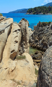 爱琴海岸景观靠近Karidi或Karydi海滩希腊迦勒基迪图片
