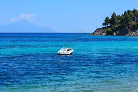 爱琴海岸风景与汽车船在海湾Karidi海滩附近希腊迦勒基迪观看图片