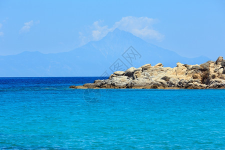 爱琴海海岸景观碧蓝海水和雾中的阿索斯山从卡里迪海滩Chalkidiki希腊观看图片