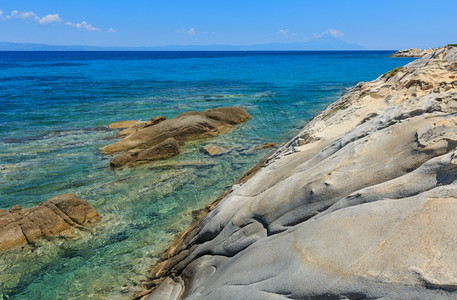 爱琴海岩石岸景观在Karidi海滩附近希腊迦勒基迪看到图片