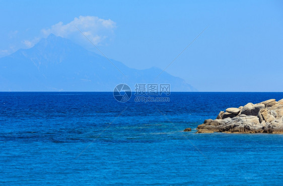 爱琴海海岸景观碧蓝海水和雾中的阿索斯山从卡里迪海滩Chalkidiki希腊观看图片