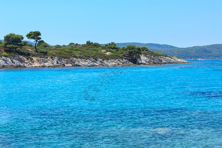 爱琴海岸景观和斜坡上的帐篷在Karidi海滩附近希腊迦勒基迪查看图片