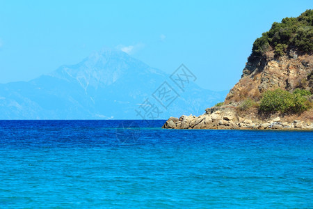 爱琴海岸风景水和雾中的阿多斯山希腊沙尔基迪图片