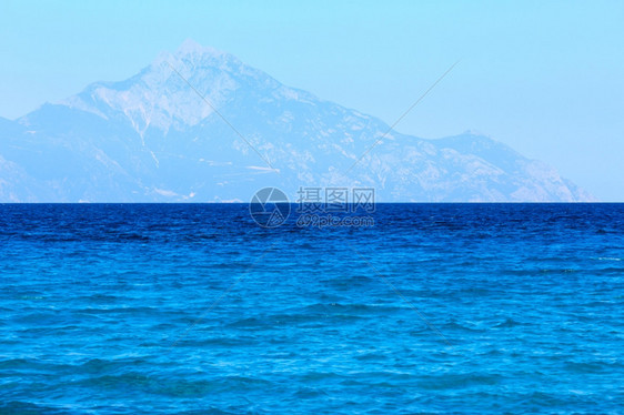 爱琴海岸风景与水的平面和雾中阿多斯山来自希腊恰基迪图片