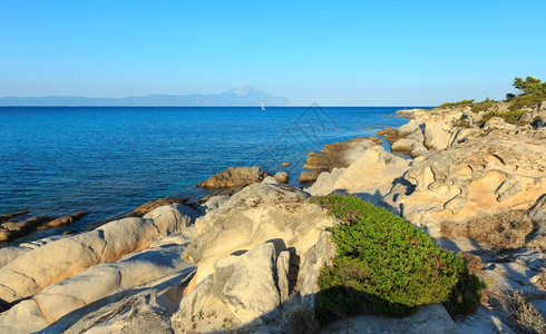 爱琴海岸风景和阿多斯山雾中图片