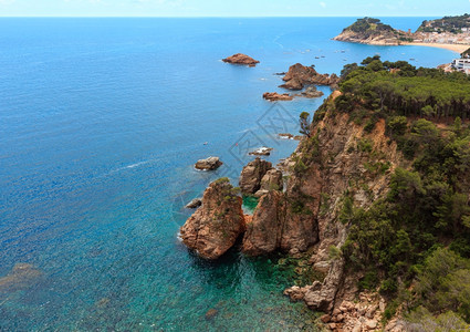 夏季海岸线景观和西班牙加泰罗尼亚州科斯塔布拉瓦岛托萨德马尔捕鱼镇图片