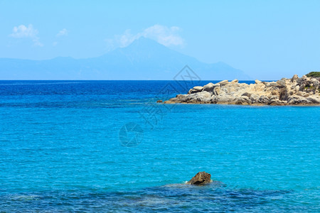 爱琴海岸风景与水和阿多斯山相望希腊迦勒基迪图片
