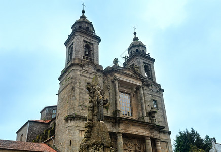 圣地亚哥SanFrancisco西班牙圣多斯科德孔波特拉圣弗朗西斯科修道院的两座贝尔塔和前台图片