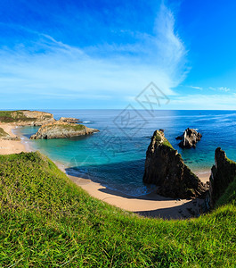 桑迪梅索塔海滩西班牙阿斯图里亚夏季大西洋海岸线风景有岩石层图片