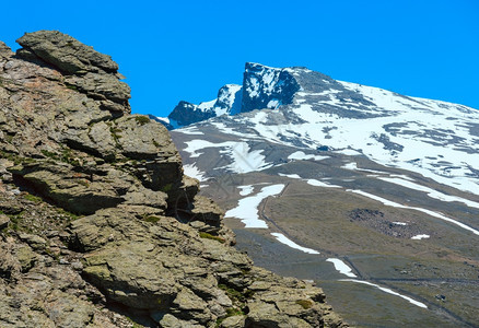 山坡上有雪的夏季山地景观西班牙格拉纳达附近内华山公园图片