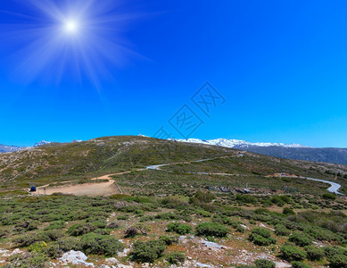高山路西班牙格拉纳达附近内华山区公园的夏季山区阳光景色图片