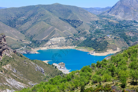 西班牙格拉纳达附近的内华山公园蓝湖夏季山地景观图片