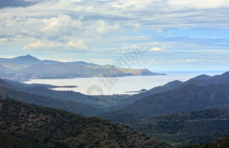 山口的Cadaques湾西班牙夏季全景图片