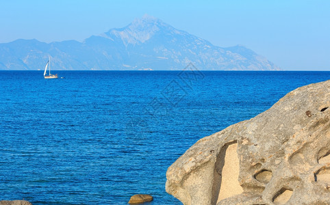 爱琴海岸风景和阿多斯山AthosMountAthos一片雾色来自橙海滩希腊迦勒基迪船上的人无法辨认图片