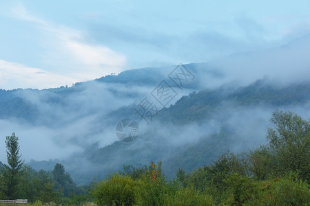 夏季山坡上空的夜雾喀尔巴阡山利沃夫州乌克兰图片