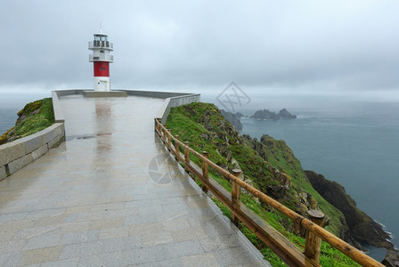 CapeOrtegal灯塔西班牙加利亚州ACoruna省夏季雨景图片