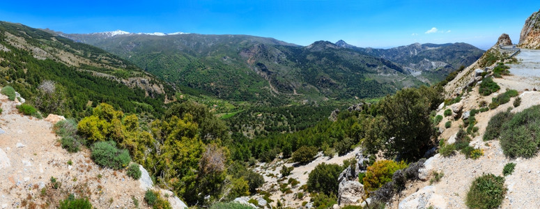 山顶和公路上有雪的夏季山地景观(内华达山国家公园,西班牙格拉纳达附近),三缝合高分辨率全景。图片