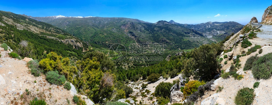 山顶和公路上有雪的夏季山地景观(内华达山国家公园,西班牙格拉纳达附近),三缝合高分辨率全景。图片