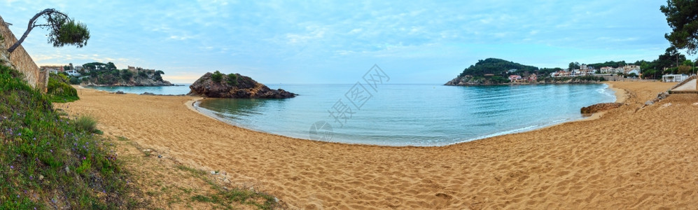 拉福斯卡海滩夏季早晨风景,左边是城堡废墟(圣埃斯特韦·德马尔),Palamos,吉罗纳科斯塔布拉瓦西班牙三缝合高分辨率全景。图片