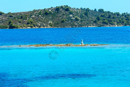 美丽的夏季爱琴海岸和信标靠近拉戈尼斯西托亚哈尔基迪希腊图片
