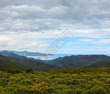 西班牙科斯塔布拉瓦山口的地籍海湾全景顶端两针缝合图象图片