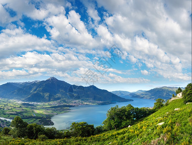 高山科莫湖夏季景色来自山顶意大利图片