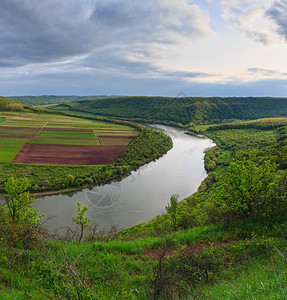 乌克兰捷尔诺波尔迪尼斯特河弯曲峡谷的春田夜景图片