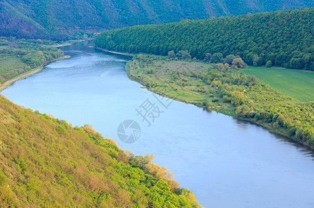 Dnister河弯曲峡谷的顶层景色春光海岸上有田图片