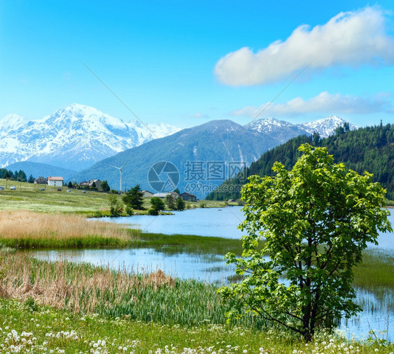 雷西亚湖和蓝云天空意大利的夏季山地景观两针缝合图像图片