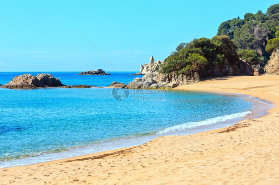 地中海洋岩石岸夏季风景沙滩科斯塔布拉瓦加泰罗尼亚西班牙图片