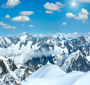 迷布montblanc山群夏季雪般的阳光明媚风景蓝云天空