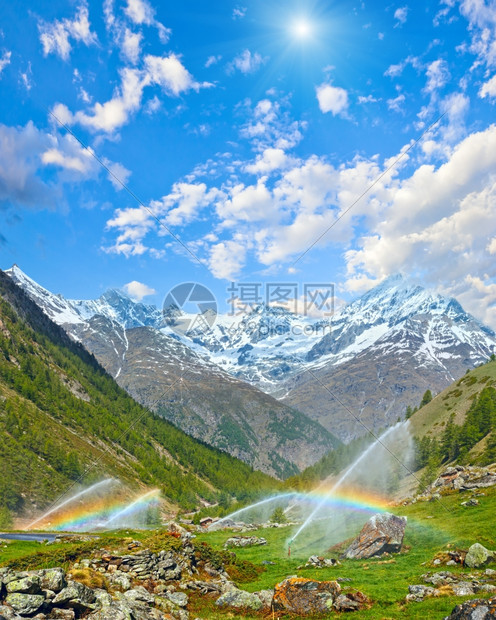 萨默阿尔卑斯山瑞士泽尔马特附近灌溉水龙头中的彩虹图片