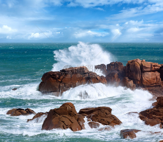 海洋岸春季波PerrosGuirec和PleumeurBodou之间法国布列塔尼粉红色花岗岩海岸两针缝合图像图片