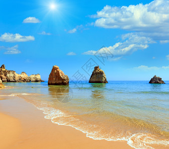 桑迪海滩DosTresIrmaos夏季阳光照耀天空是蓝云葡萄牙PortimaoAlvorAlgarve葡萄牙Algarve图片