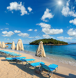 夏季阳光沙滩子,米尔海滩有防晒床和遮阳罩(阿尔巴尼亚),两缝合高分辨率图像。图片