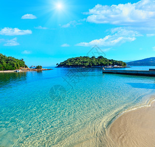 美丽的爱奥尼亚海IonianSea有着清晰的绿水和晨夏日海岸从滩Ksamil阿尔巴尼亚看太阳人们无法辨认图片