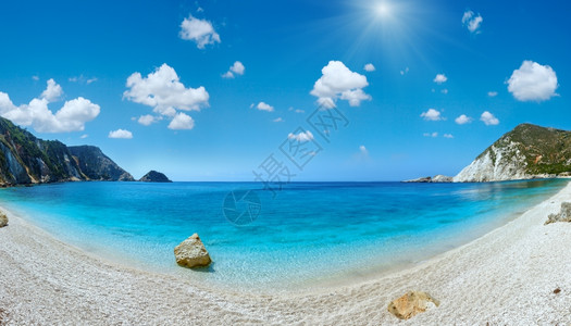 PetaniBeach希腊基法罗尼亚夏季阳光般的海岸全景有蓝云的天空两针缝合图象图片