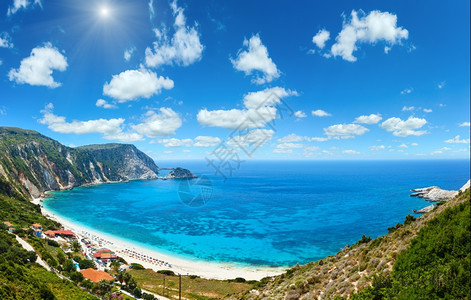 PetaniBeach夏季全景希腊基法罗尼亚深蓝天空有积云和阳光所有人都不认得图片
