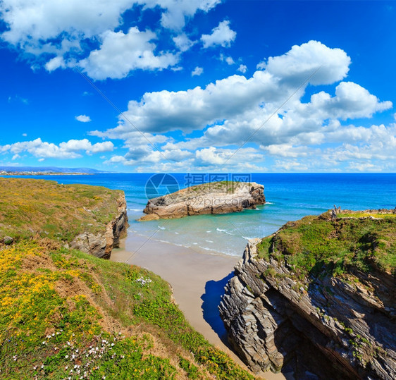 Cantabric海岸夏季风景CatheralsBeachLugoGalicia西班牙深蓝天空云层积聚图片