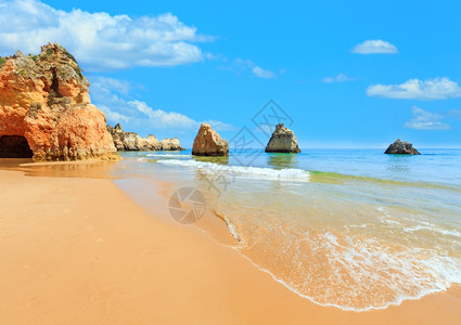 桑迪海滩DosTresIrmaos夏季风景PortimaoAlvorAlgarve葡萄牙阿尔加夫蓝天有云图片