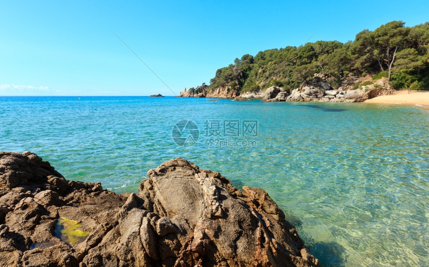 地中海洋岩石岸夏季风景与沙滩科斯塔布拉瓦加泰罗尼亚西班牙图片
