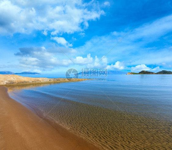 桑迪海滩早年风景纳尔塔湖弗洛阿巴尼亚深蓝天空云层积聚图片