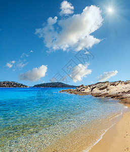 美丽的夏天爱琴海岩石岸阳光般的风景Sithonia拉戈尼西海滩附近Halkidiki希腊两针缝合高分辨率图像图片