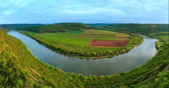 Dnister河弯曲峡谷的顶端景色海岸上有春田Ternopil地区乌克兰欧洲两针缝孔全景图片