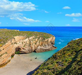 Cantabric海岸夏季风景CatheralsBeachLugoGalicia西班牙蓝色天空有云彩图片