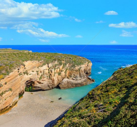 Cantabric海岸夏季风景CatheralsBeachLugoGalicia西班牙蓝色天空有云彩图片