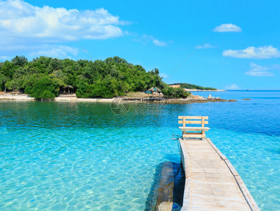 美丽的爱奥尼亚海IonianBeautifulSea有明亮的绿水木头码和清晨的夏日海岸风景来自滩阿尔巴尼亚克萨米尔蓝色天空和一些图片