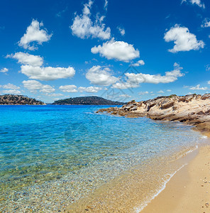 美丽的夏季爱琴海岩石岸景观西托尼亚拉戈西海滩附近Halkidiki希腊图片