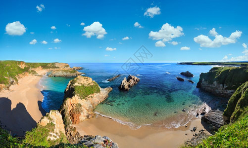 桑迪·梅索塔海滩(西班牙),《大洋海岸景观一早》,《深蓝天空云层积聚三缝合高分辨率全景》。图片