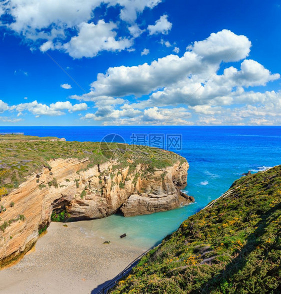 Cantabric海岸夏季风景CatheralsBeachLugoGalicia西班牙深蓝天空云层积聚图片